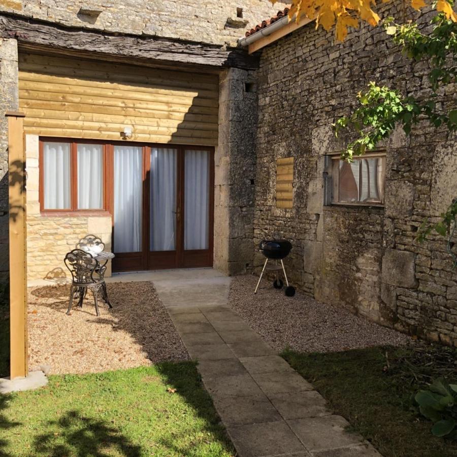 Blacksmiths Apartment In Blanzay - 1 Bed エクステリア 写真
