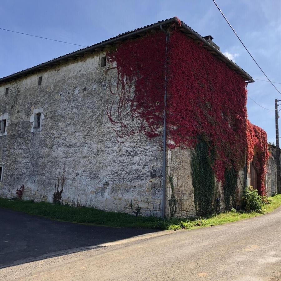 Blacksmiths Apartment In Blanzay - 1 Bed エクステリア 写真