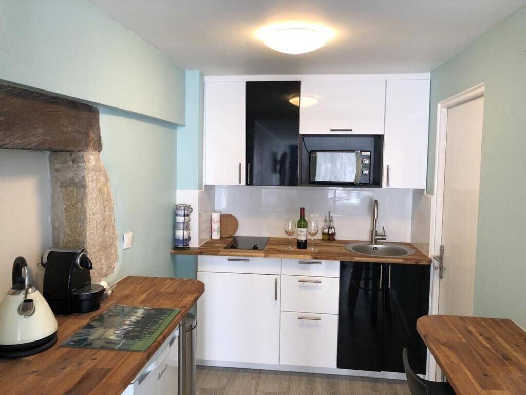 Blacksmiths Apartment In Blanzay - 1 Bed エクステリア 写真